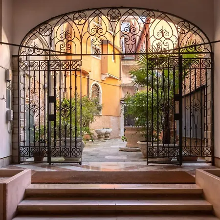 Fenice Charme Canal View *